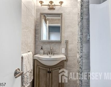 158 Stout Avenue - Photo Thumbnail 11