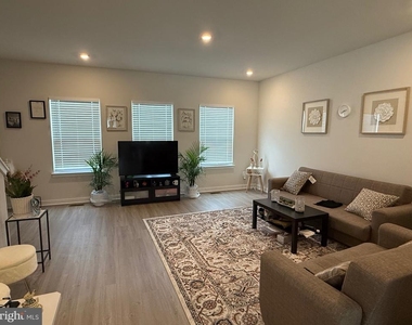 353 Huntwellwest Boulevard - Photo Thumbnail 4