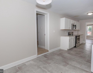 212 W Burke Street - Photo Thumbnail 6