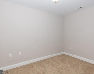 212 W Burke Street - Photo Thumbnail 16