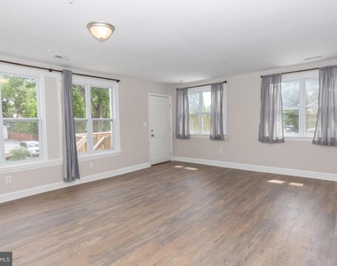 212 W Burke Street - Photo Thumbnail 17