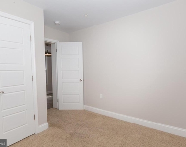 212 W Burke Street - Photo Thumbnail 9