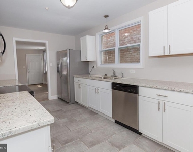 212 W Burke Street - Photo Thumbnail 12
