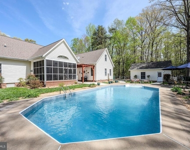 18224 Green Boulevard - Photo Thumbnail 4
