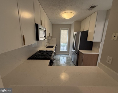 10050 Oakton Terrace Road - Photo Thumbnail 7