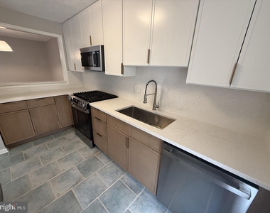 10050 Oakton Terrace Road - Photo Thumbnail 5