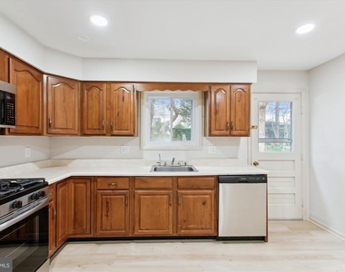 4904 Chanticleer Avenue - Photo Thumbnail 8