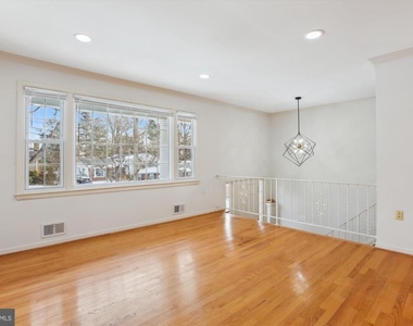 4904 Chanticleer Avenue - Photo Thumbnail 2