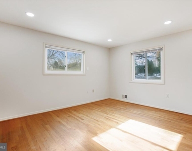 4904 Chanticleer Avenue - Photo Thumbnail 9