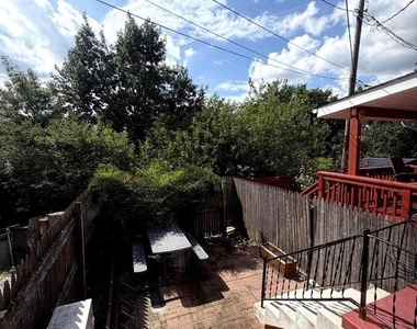 422 Earl Street - Photo Thumbnail 3