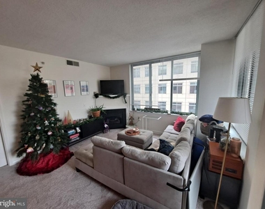 851 N Glebe Road N - Photo Thumbnail 1
