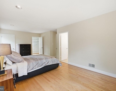 2351 N Vermont Street N - Photo Thumbnail 15