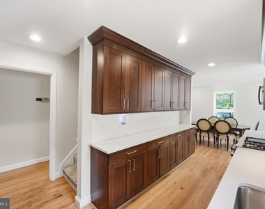 2351 N Vermont Street N - Photo Thumbnail 12