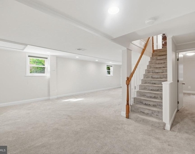 2351 N Vermont Street N - Photo Thumbnail 32