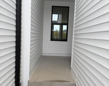 375 Aspen Way - Photo Thumbnail 3