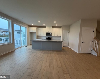 375 Aspen Way - Photo Thumbnail 9