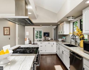 90 Hoover Avenue - Photo Thumbnail 7
