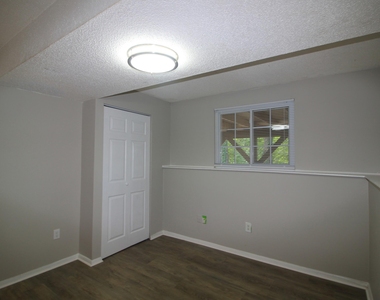 408 Drolmond Drive - Photo Thumbnail 6