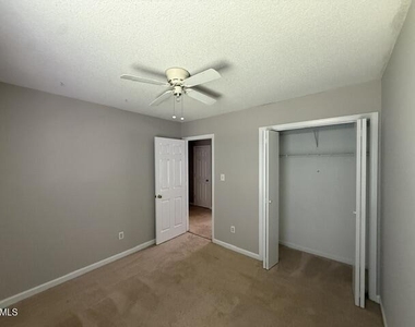 107 Breezemere Court - Photo Thumbnail 13
