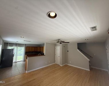 107 Breezemere Court - Photo Thumbnail 5