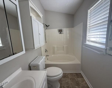 107 Breezemere Court - Photo Thumbnail 10