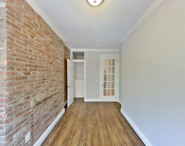 West 52nd Street - Photo Thumbnail 2