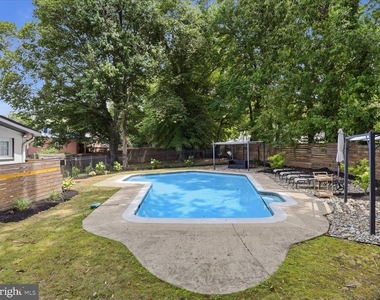 6410 Bushey Drive - Photo Thumbnail 6
