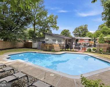 6410 Bushey Drive - Photo Thumbnail 7