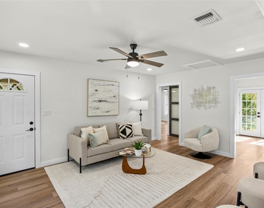 103 N Avenue C - Photo Thumbnail 2