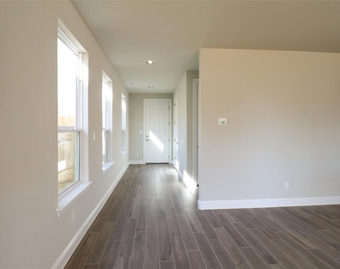 105 Bent Trail Ln - Photo Thumbnail 2