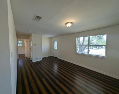 6202 Hudson Bend Rd - Photo Thumbnail 5