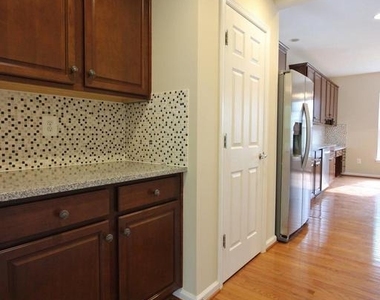 11518 Amherst Avenue - Photo Thumbnail 5