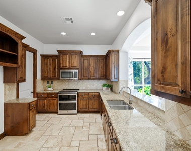 2802 Lohmans Ford Rd - Photo Thumbnail 13