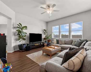 718 Sassafras St - Photo Thumbnail 2