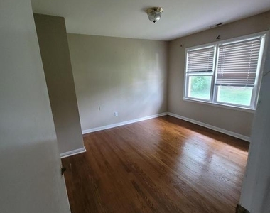 409 Phelps Avenue - Photo Thumbnail 7