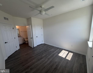 2102 Emden Lane - Photo Thumbnail 6