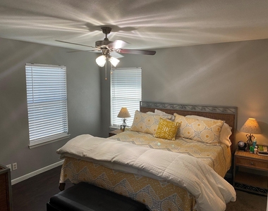 1305 E Main St - Photo Thumbnail 9