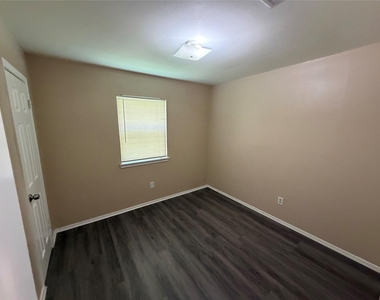 6904 Millrace Dr - Photo Thumbnail 8