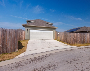 202 Fairmeadow Downs Dr - Photo Thumbnail 16