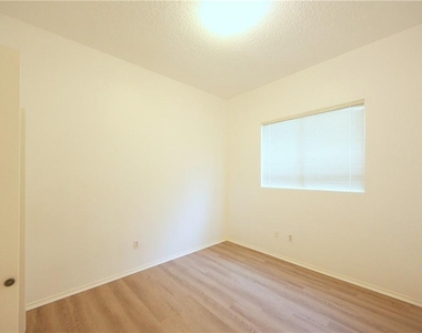 8200 Cahill Dr - Photo Thumbnail 16