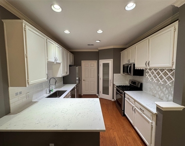12212 Brigadoon Ln - Photo Thumbnail 3