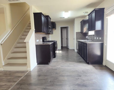 103 Hawkins Ct - Photo Thumbnail 5