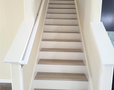 103 Hawkins Ct - Photo Thumbnail 6