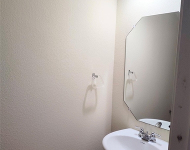 103 Hawkins Ct - Photo Thumbnail 4