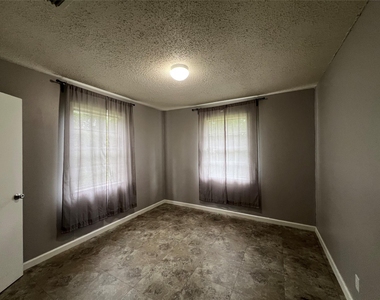 806 W 8th St - Photo Thumbnail 9