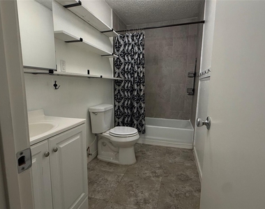 806 W 8th St - Photo Thumbnail 7