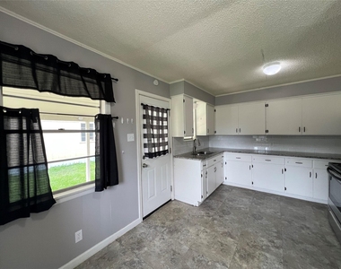 806 W 8th St - Photo Thumbnail 3