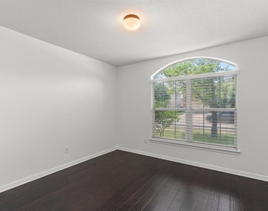 1049 Regency Ln - Photo Thumbnail 15