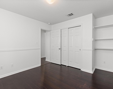 1049 Regency Ln - Photo Thumbnail 19