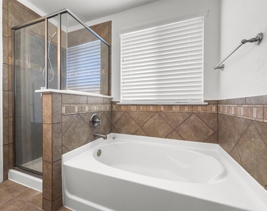 1049 Regency Ln - Photo Thumbnail 13